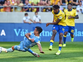 Vernon De Marco (vľavo) a Yhoan Many Andzouana v zápase Fortuna ligy DAC Dunajská Streda - ŠK Slovan Bratislava.