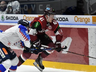 Lotyšský útočník Frenks Razgals v súboji s Dominikom Graňákom.