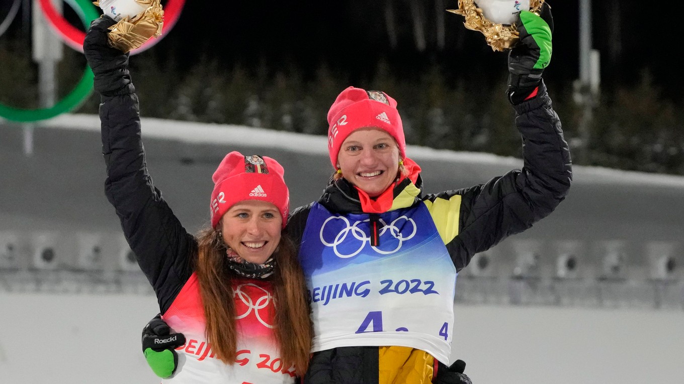 Nemecké bežkyne na lyžiach Victoria Carlová (vpravo) a Katharina Hennigová.