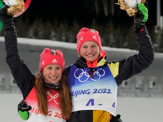 Nemecké bežkyne na lyžiach Victoria Carlová (vpravo) a Katharina Hennigová.