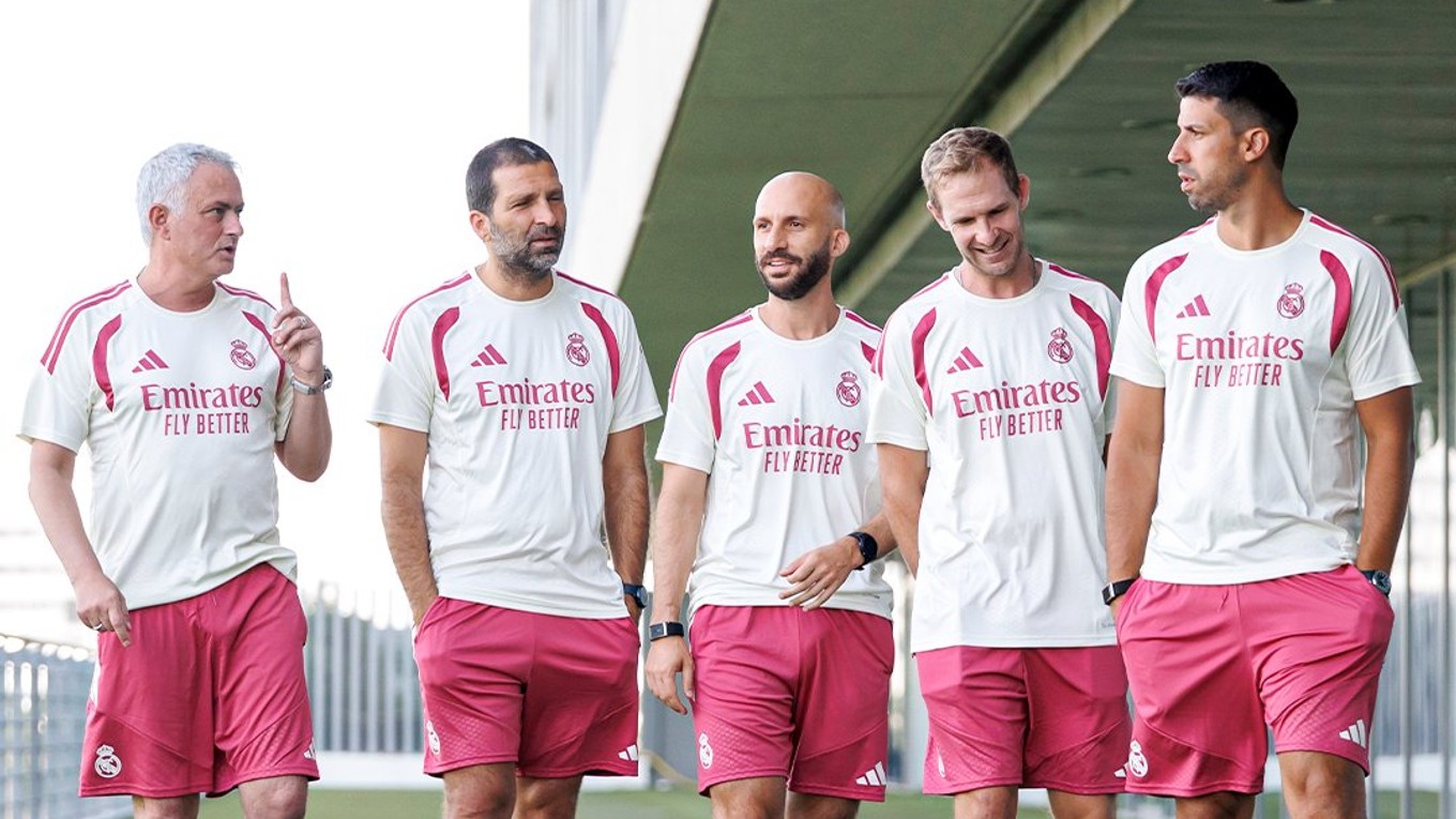 José Mourinho (prvý zľava) a Sami Khedira (prvý sprava)