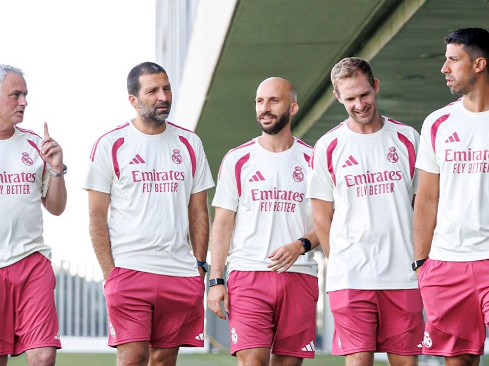 José Mourinho (prvý zľava) a Sami Khedira (prvý sprava)