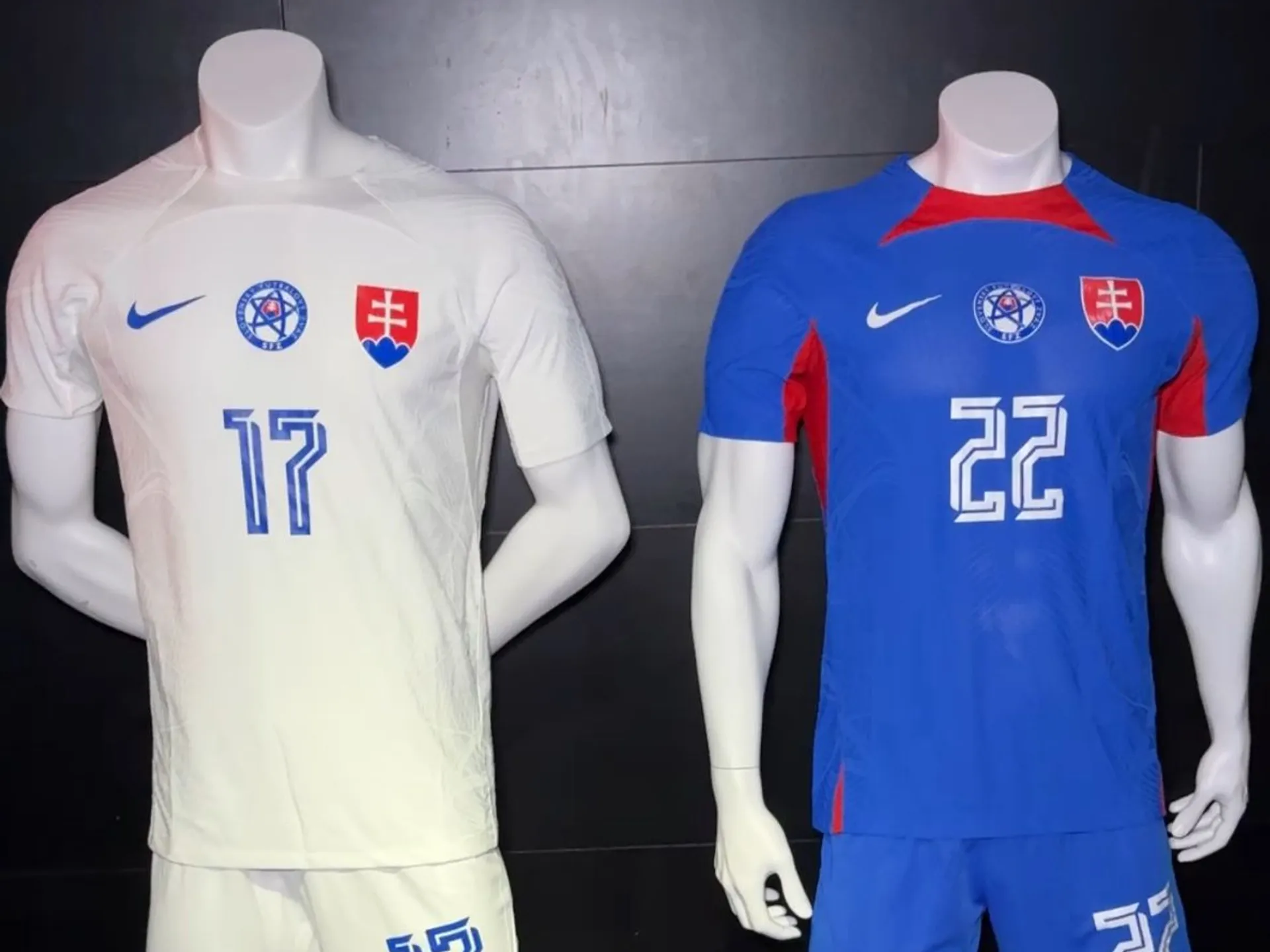 Dres slovenskej futbalovej reprezentácie pre Euro 2024 v Nemecku na prezentácii partnera slovenskej futbalovej reprezentácie 11teamsports v Mníchove (18.4.2024).