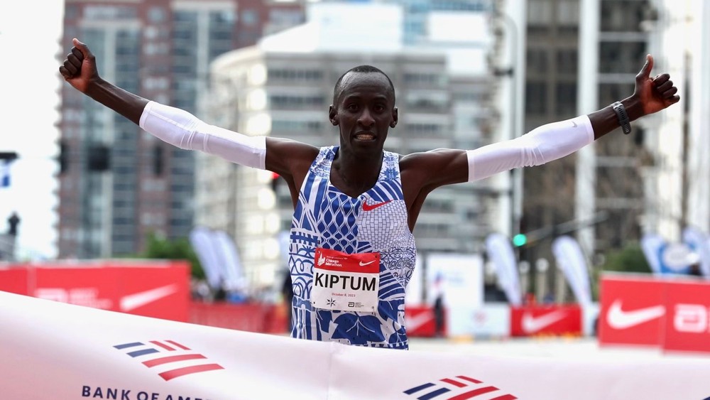 Kenyan Runner Kelvin Kiptum Sets New World Record at Chicago Marathon ...