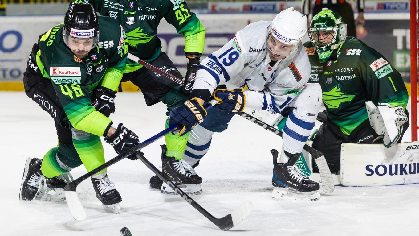 Zľava Daniel Gachulinec (Žilina), Matúš Holenda (Žilina), Branislav Rapáč (Spišská Nová Ves) a brankár Connor LaCouvée (Žilina)