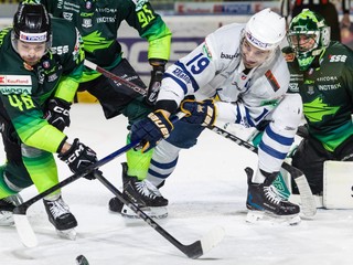 Zľava Daniel Gachulinec (Žilina), Matúš Holenda (Žilina), Branislav Rapáč (Spišská Nová Ves) a brankár Connor LaCouvée (Žilina)