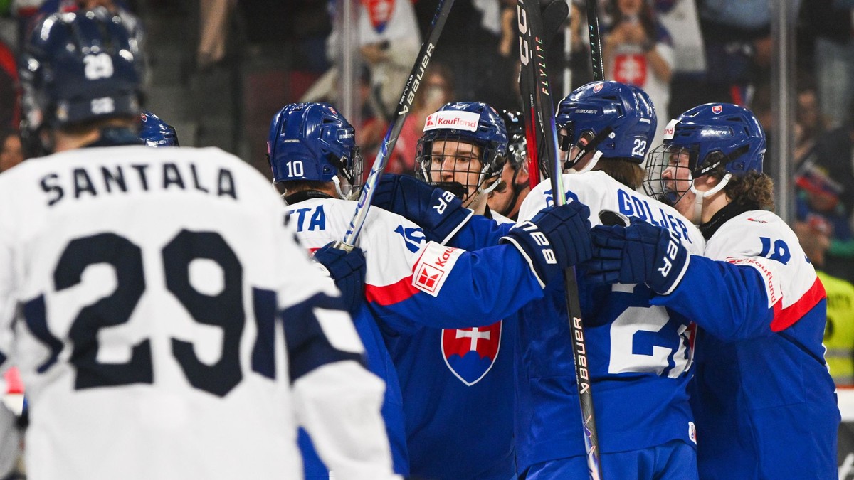 Radosť hokejistov Slovenska po prvom góle počas hokejového zápasu Slovensko – Fínsko na MS U18 2026.