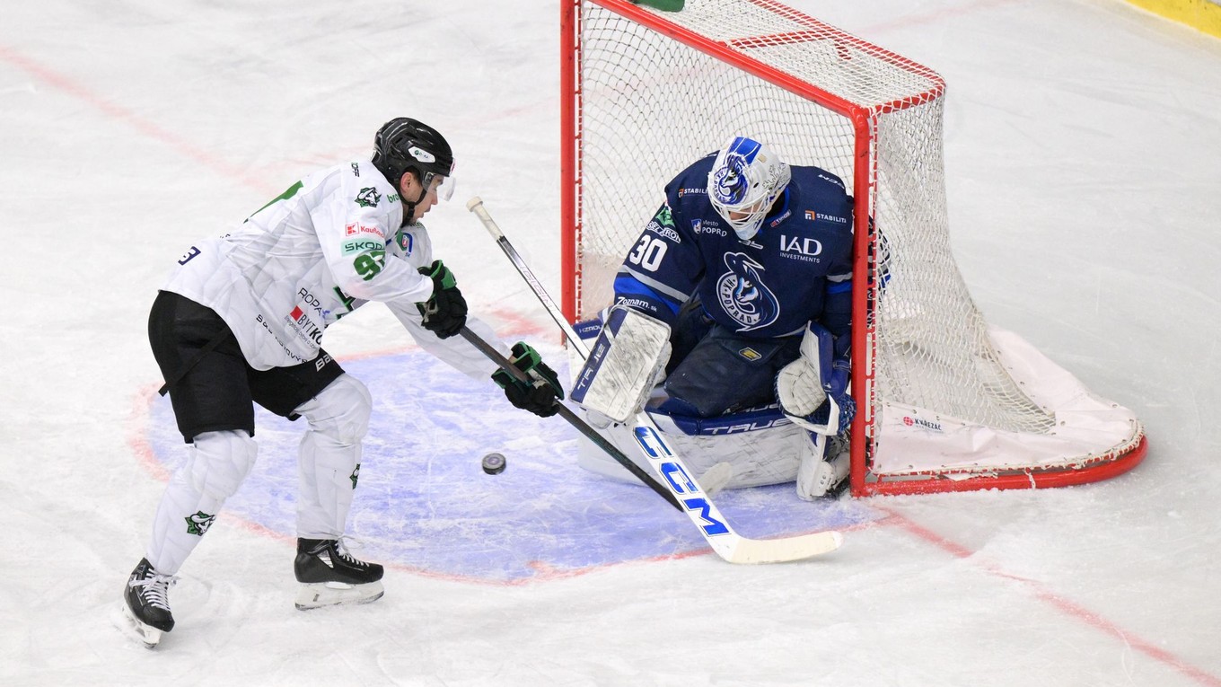 Zľava Richard Ondrušek (Nové Zámky) a Adam Vay (Poprad) v 22. kole Tipos extraligy medzi HC Nové Zámky - HK Poprad.
