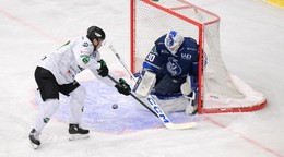 Zľava Richard Ondrušek (Nové Zámky) a Adam Vay (Poprad) v 22. kole Tipos extraligy medzi HC Nové Zámky - HK Poprad.