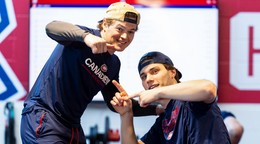 Cole Caufield a Juraj Slafkovský.