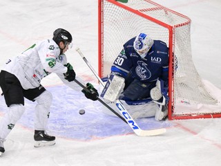 Zľava Richard Ondrušek (Nové Zámky) a Adam Vay (Poprad) v 22. kole Tipos extraligy medzi HC Nové Zámky - HK Poprad.