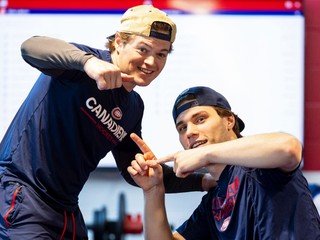 Cole Caufield a Juraj Slafkovský.