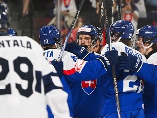 Radosť hokejistov Slovenska po prvom góle počas hokejového zápasu Slovensko – Fínsko na MS U18 2026.