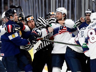 Momentka zo zápasu Fínsko - USA na MS v hokeji 2022. 