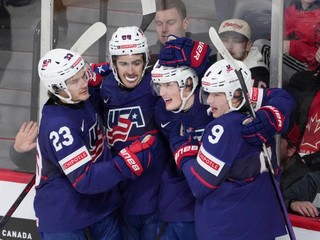 Američania sa tešia po strelenom góle v zápase o bronz Švédsko - USA na MS v hokeji do 20 rokov 2023.