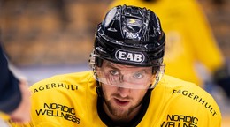 Pavol Regenda v drese švédskeho tímu HV 71. 