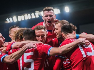 Českí futbalisti sa tešia z gólu.
