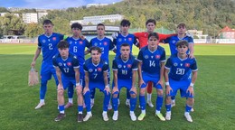 Slovenská futbalová reprezentácia do 18 rokov pred zápasom na Turnaji V. Ježka s domácim Českom.