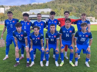 Slovenská futbalová reprezentácia do 18 rokov pred zápasom na Turnaji V. Ježka s domácim Českom.