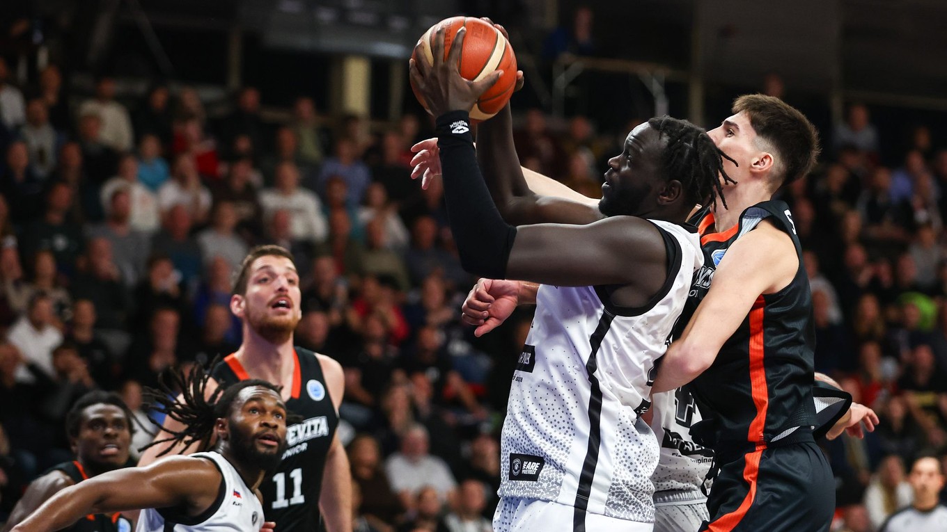 Na snímke hráči BC Prievidza a KK Cedevita Junior v zápase 6. kola D-skupiny Európskeho pohára (EP) FIBA.