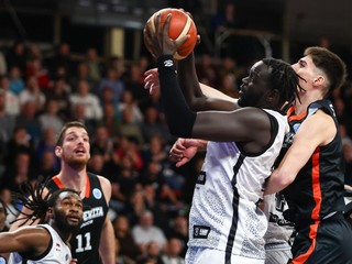 Na snímke hráči BC Prievidza a KK Cedevita Junior v zápase 6. kola D-skupiny Európskeho pohára (EP) FIBA.