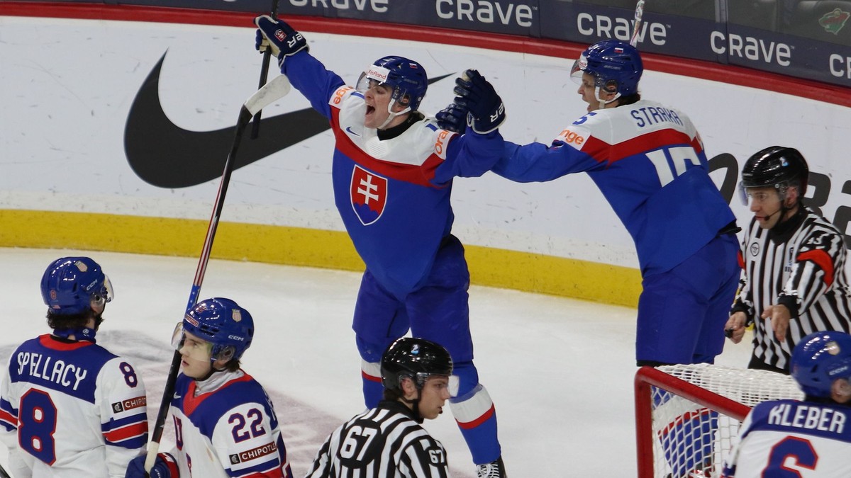 Michal Svrček sa teší z gólu v zápase Slovensko - USA na MS v hokeji U20 2026.
