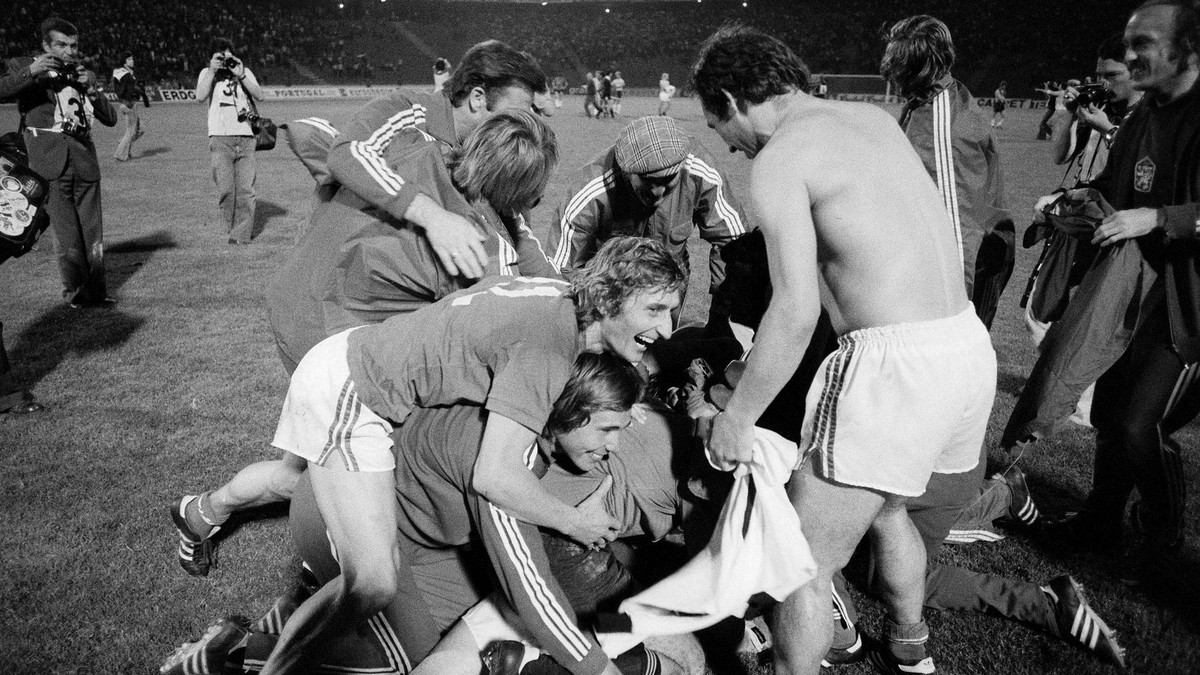 Československí futbalisti oslavujú titul majstrov Európy 1976 v Belehrade po finálovom víťazstve nad NSR v penaltovom rozstrele. 