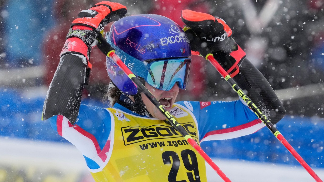 Clara Direzová sa teší v cieli nedeľňajších pretekov obrovského slalomu. 