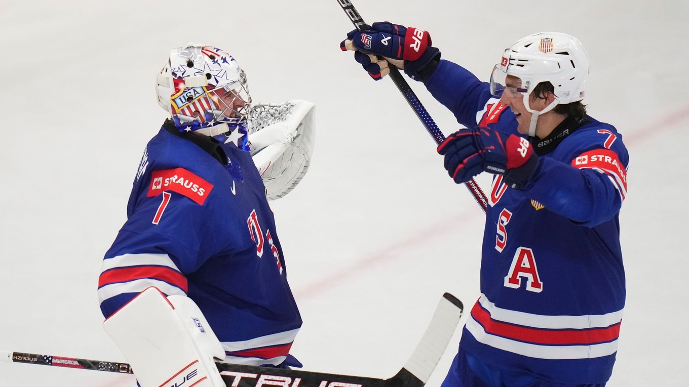 Jeremy Swayman a Michael Kesselring oslavujú postup USA do finále MS v hokeji 2025. 