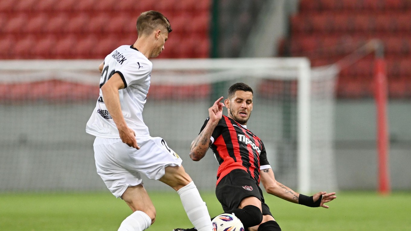 Vpravo Kristián Koštrna v úvodnom zápase medzi Trnavou a Häckenom.