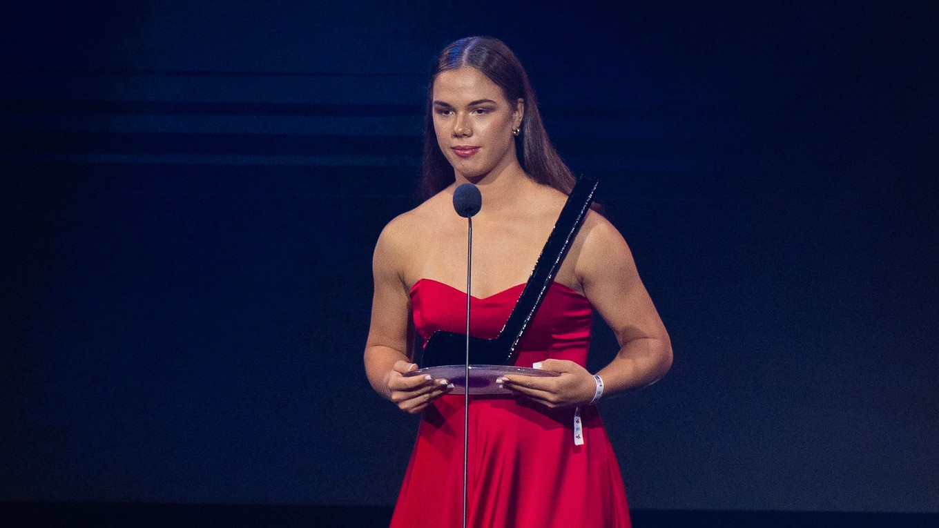 Na snímke Nela Lopušanová získala ocenenie v kategórii Najlepšia hokejistka počas slávnostného galavečera na Bratislavskom hrade.