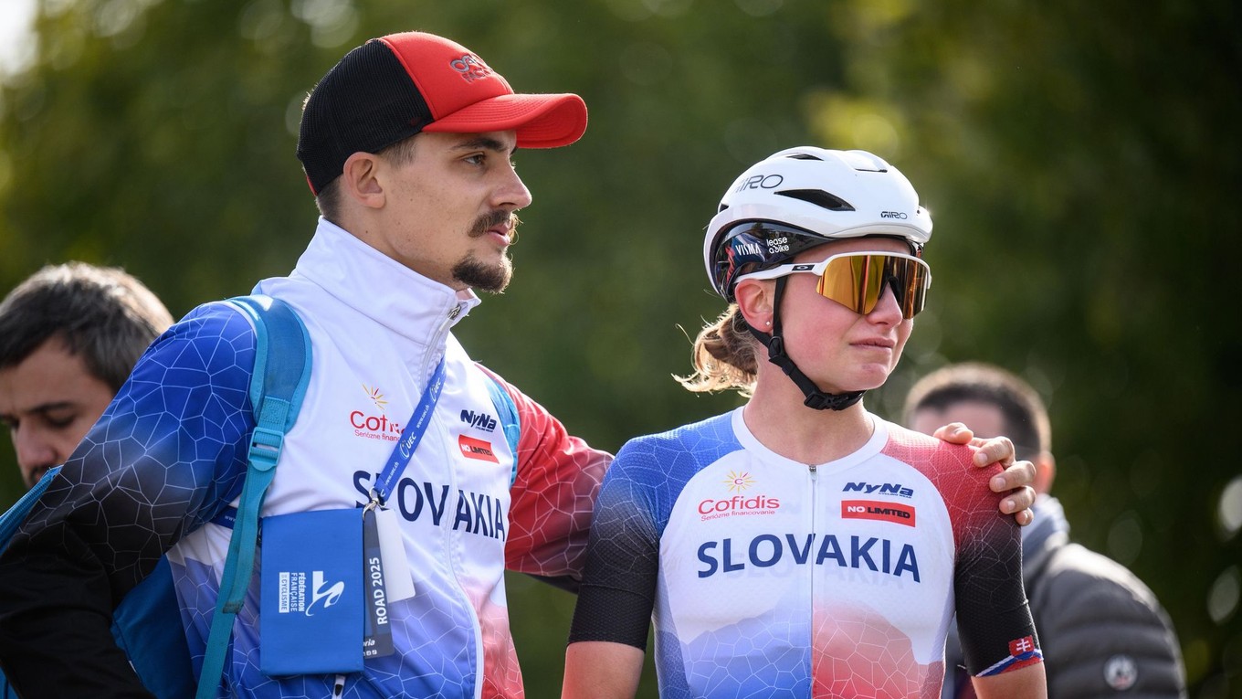 Viktória Chladoňová v cieli po štvrtom mieste v pretekoch U23 na ME v cyklistike 2025.