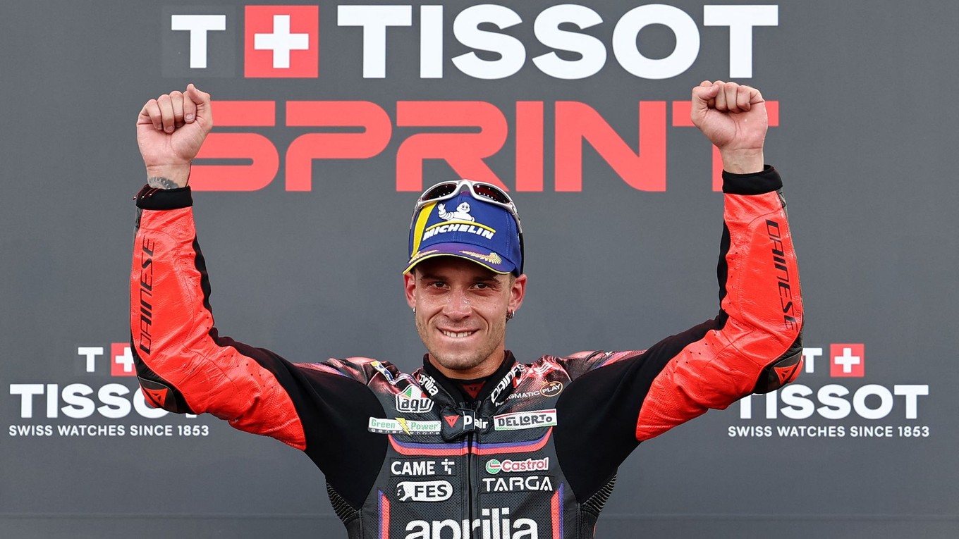 Marco Bezzecchi oslavuje víťazstvo v šprinte na VC Austrálie.