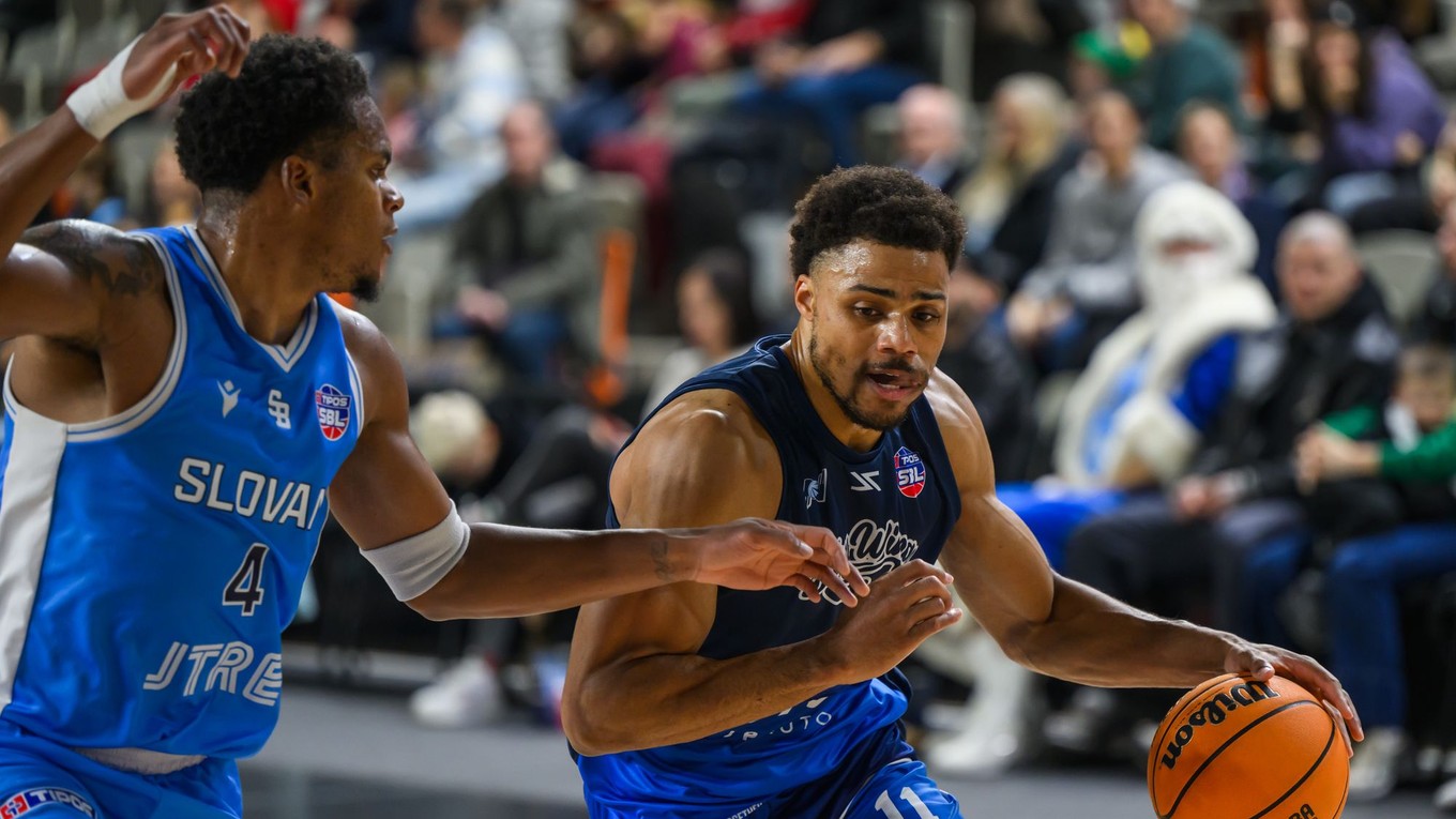 Momentka zo zápas TIPOS SBL v basketbale mužov Nitra Blue Wings - BC Slovan Bratislava.