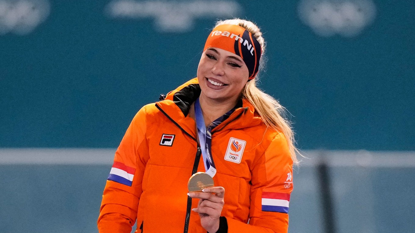 Holandská rýchlokorčuliarka Jutta Leerdamová sa raduje zo zisku zlatej medaily.