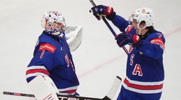 Jeremy Swayman a Michael Kesselring oslavujú postup USA do finále MS v hokeji 2025. 