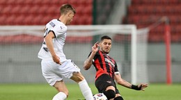 Vpravo Kristián Koštrna v úvodnom zápase medzi Trnavou a Häckenom.
