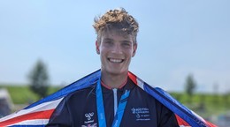 Britský vodný slalomár Kurts Adams Rozentals.