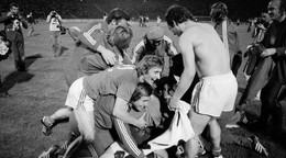 Československí futbalisti oslavujú titul majstrov Európy 1976 v Belehrade po finálovom víťazstve nad NSR v penaltovom rozstrele. 