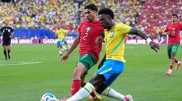 Brazílčan Vinícius Júnior (7) bojuje o loptu počas zápasu C-skupiny majstrovstiev sveta medzi Brazíliou a Marokom.