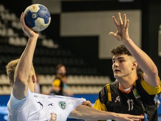 Vpravo Filip Jurkovič v zápase proti Tatranu Prešov.