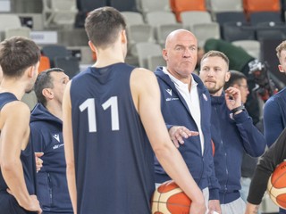 Na snímke uprostred tréner slovenských basketbalistov Aramis Naglič počas tréningu pred prvým zápasom kvalifikácie ME 2025 proti Belgicku.