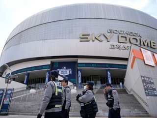 Polícia pred štadiónom v Soule.
