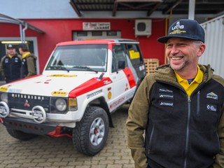 Navigátor Ľuboš Schwarzbacher pred odchodom Ulrich Schwarzbacher Dakar Teamu na Dakar Classic v Saudskej Arábii.