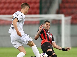 Vpravo Kristián Koštrna v úvodnom zápase medzi Trnavou a Häckenom.