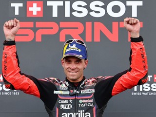 Marco Bezzecchi oslavuje víťazstvo v šprinte na VC Austrálie.