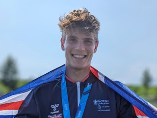 Britský vodný slalomár Kurts Adams Rozentals.