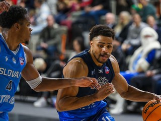 Momentka zo zápas TIPOS SBL v basketbale mužov Nitra Blue Wings - BC Slovan Bratislava.