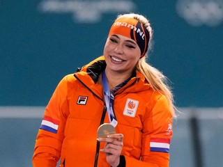 Holandská rýchlokorčuliarka Jurra Leerdamová sa raduje zo zisku zlatej medaily.