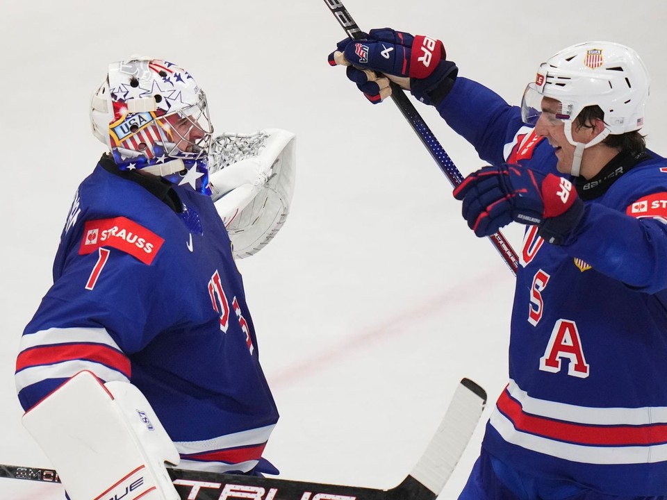 Jeremy Swayman a Michael Kesselring oslavujú postup USA do finále MS v hokeji 2025. 